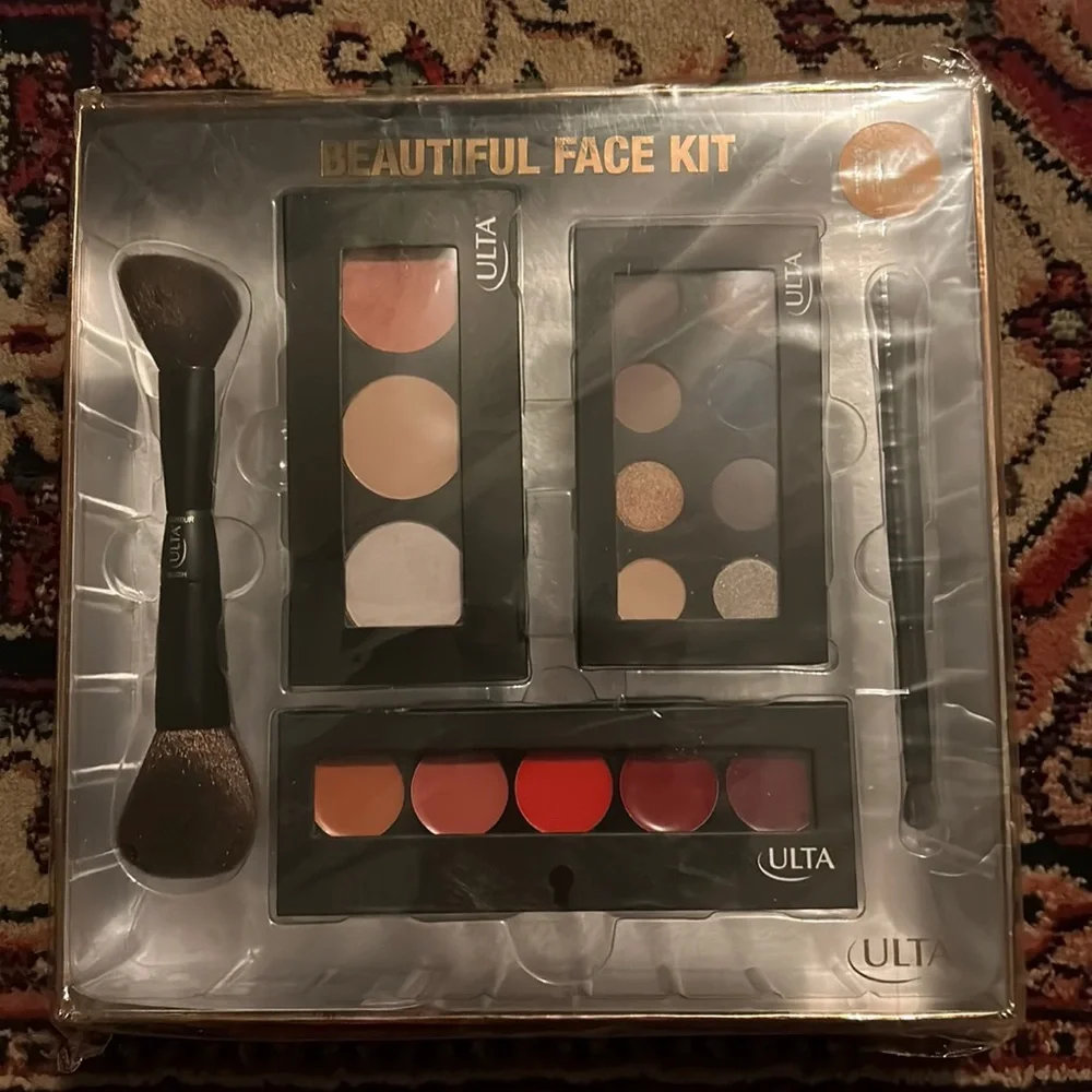❤️ Makeup Kit (eye shadows, lip palette, brushes) from ULTA. - Picture 1 of 4